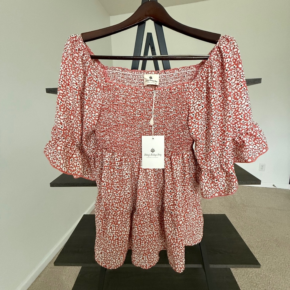 Betsey’s Boutique Shop Floral Smocked Peasant Blouse Size S NWT Coral White